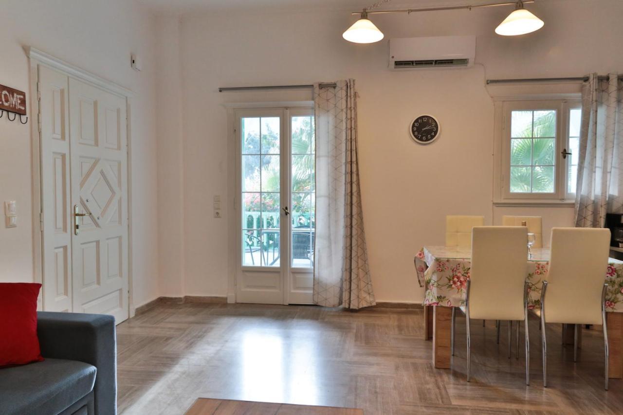 Kamari Beach Houses With Balcony And Garden Екстер'єр фото