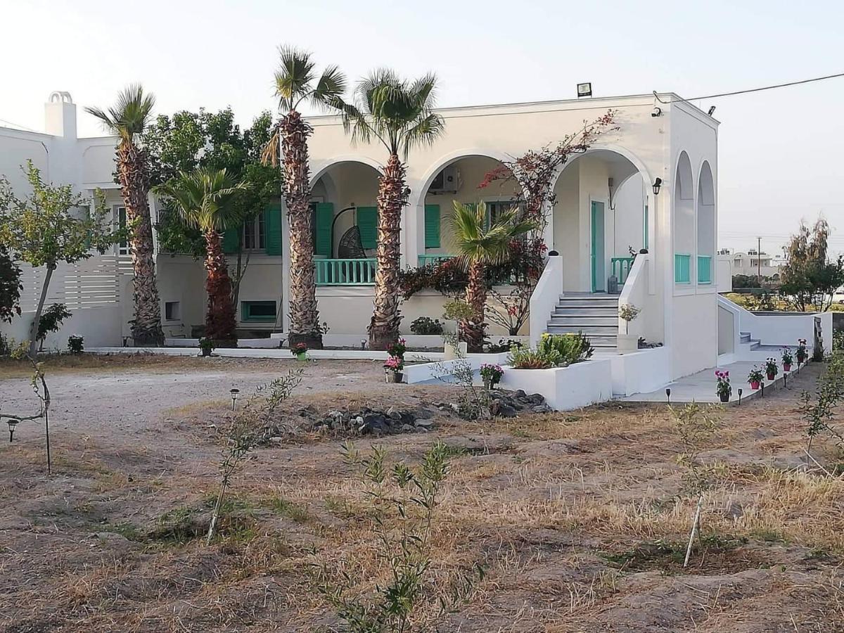 Kamari Beach Houses With Balcony And Garden Екстер'єр фото