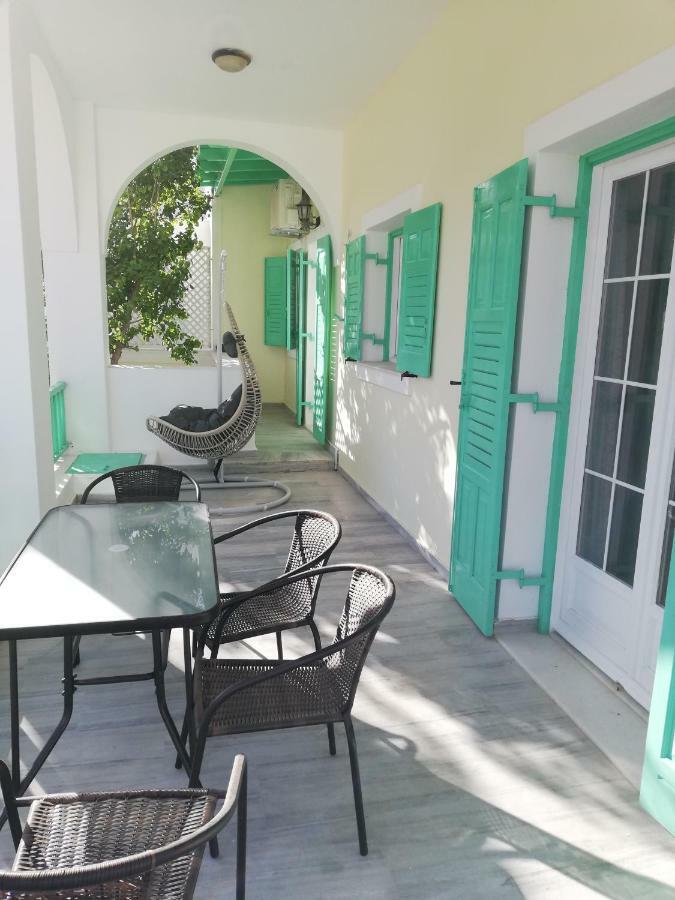 Kamari Beach Houses With Balcony And Garden Екстер'єр фото