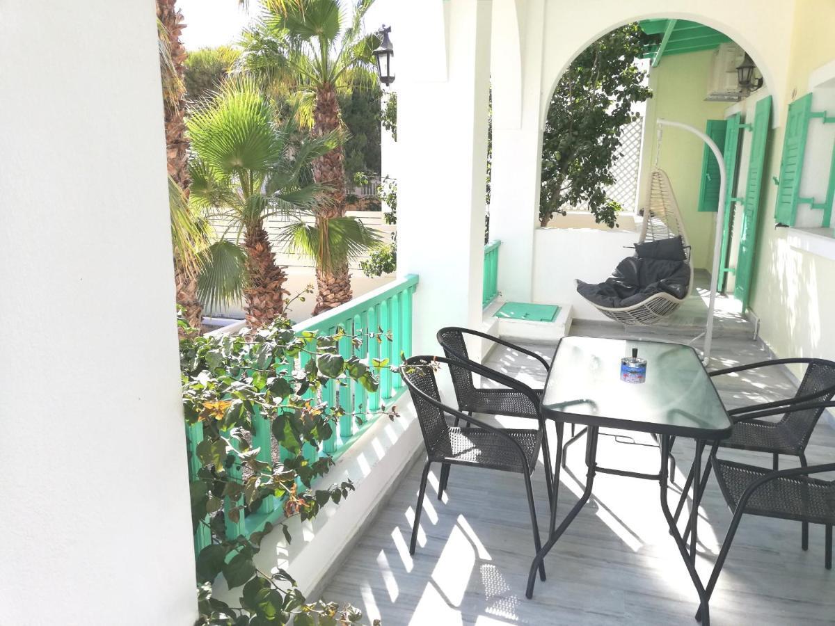 Kamari Beach Houses With Balcony And Garden Екстер'єр фото